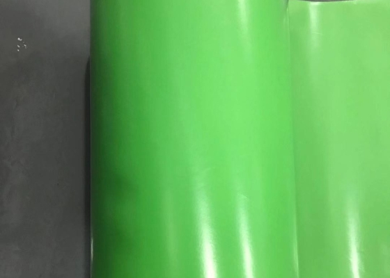 Film Polyethylene Density Tinggi Perpanjangan Kekuatan Tarikan Penghalang Kelembaban Permukaan halus Warna Putih